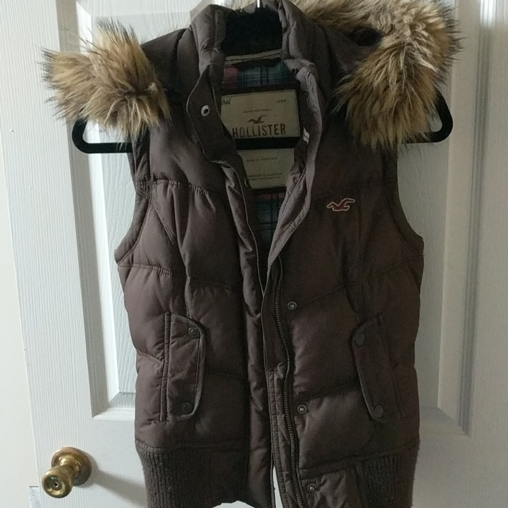 🛍 Hollister Vest